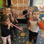 Dzieci dmuchają w gwizdki