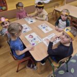 Dzieci dopasowują obrazki do odpowiedniego zmysłu