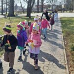 Dzieci-ida-w-wiosennym-korowodzie