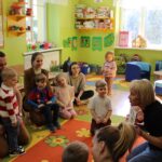 Dzieci odpowiadaja na pytania dotyczące obrazka