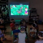 Dzieci oglądają film edukacyjny o Motylach
