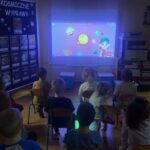 Dzieci-ogladaja-film-edukacyjny-o-kosmosie