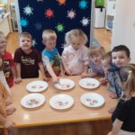 Dzieci podczas barwienia mleka