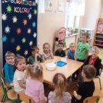 Dzieci podczas doświadczenia z pianą