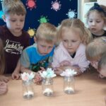 Dzieci podczas obserwacji barwnych kwiatów