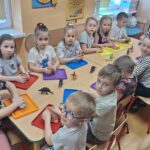 Dzieci podczas pracy plastycznej