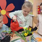 Dzieci podlewają kwiatki