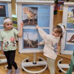 Dzieci pokazują dinozaury