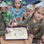 Dzieci poszukują szkieletu