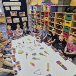 Dzieci poznają zmysł słuchu