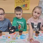 Dzieci prezentują cebulę dymkę