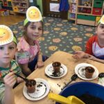 Dzieci prezentują swoje sadzonki