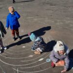 Dzieci-rysuja-kreda-uklad-sloneczny