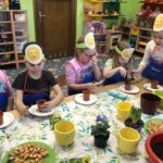 Dzieci sadzą cebulki