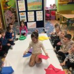 Dzieci segregują figury według koloru