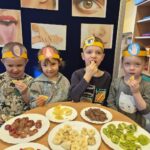 Dzieci smakują cytrynę