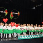 Dzieci śpiewają piosenkę dla babci i dziadka