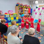 Dzieci-spiewaja-sto-lat-z-okazji-dnia-Babci-i-Dziadka