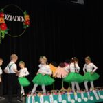 Dzieci tańczą dla babci i dziadka