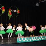 Dzieci tańczą twista