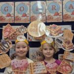 Dzieci w fotobudce z okazji dnia gorfa