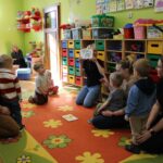 Dzieci w kole podczas zabaw edukacyjnych