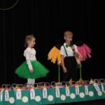 Dzieci witają dziadków