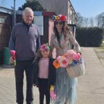 Dzieci-witaja-przechodniow