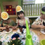 Dzieci wsadzaja cebulki do ziemi