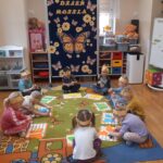 Dzieci wykonują Motyla