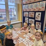 Dzieci wykonują karty pracy