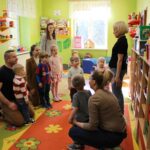 Dzieci wykonują zadania obrazkowe