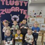 Dzieci z Oddziału Krasnoludki prezentują swoją pracę plastyczną udawany pączek