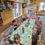 Dzieci z grupy Pszczółek degustują pączki