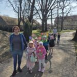 Dzieci-z-grupy-Pszczolek-na-wiosennym-spacerze.