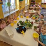 Dzieci z grupy Pszczółek przystępują do sadzenia kwiatów