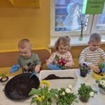 Dzieci z grupy Pszczółek sadzą rośliny