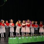 Dzieci z grupy Pszczółek śpiewają piosenkę z rekwizytem serca