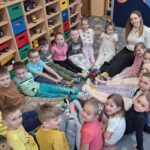 Dzieci z oddziału Biedronek w kolorowych skarpetach