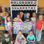 Dzieci z oddziału Biedronek z kolorowanką