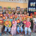 Dzieci-z-oddzialu-Biedronek-z-kwiatkami