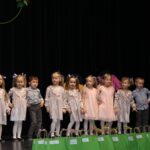 Dzieci z oddziału Pszczółek taczńczą taniec