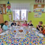 Dzieci z oddziału tulipanki jedzą pączki