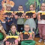 Dzieci z pracami plastycznymi