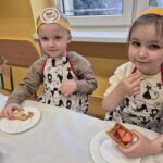 Dzieci ze swoimi goframi