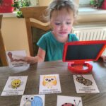 Dziewczynka ćwiczy narządy mowy