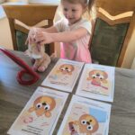 Dziewczynka ćwiczy przy lusterku