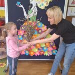 Dziewczynka daje bazie p. Madzi