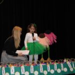 Dziewczynka mówi wiersz