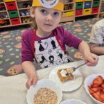 Dziewczynka przygotowuje gofra